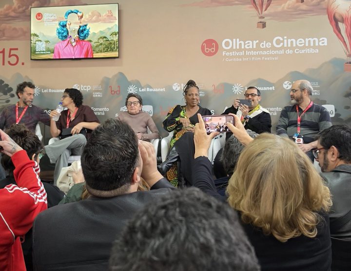 Filme de abertura do Olhar de Cinema 2026, Yellow Cake é uma ficção científica de Tiago Melo (produtor de Bacurau) que transforma o Aedes aegypti num monstro apocalíptico no sertão. Saiba mais!